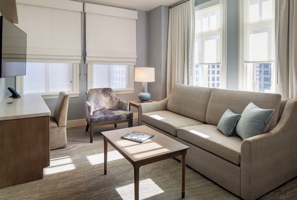 Premier King Bed Studio Suite CitySide View - Photo 2