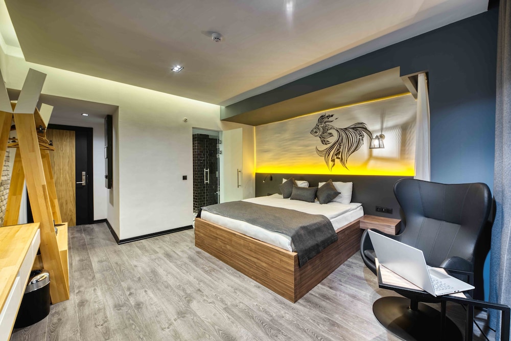 City Suite, Balcony, City View (Corner)
