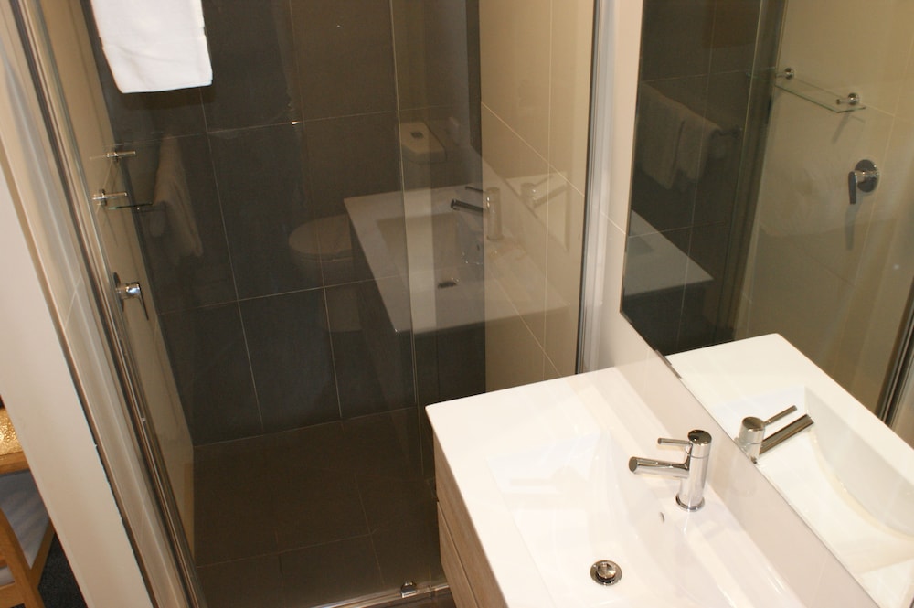 Standard Room, Multiple Beds, Non Smoking, Ground Floor (Walk-In Shower) - Photo 10