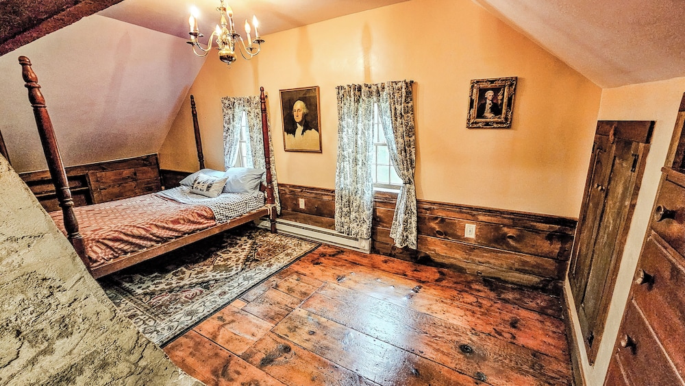 Washington Suite, Upstairs, Shared Bath photo 1