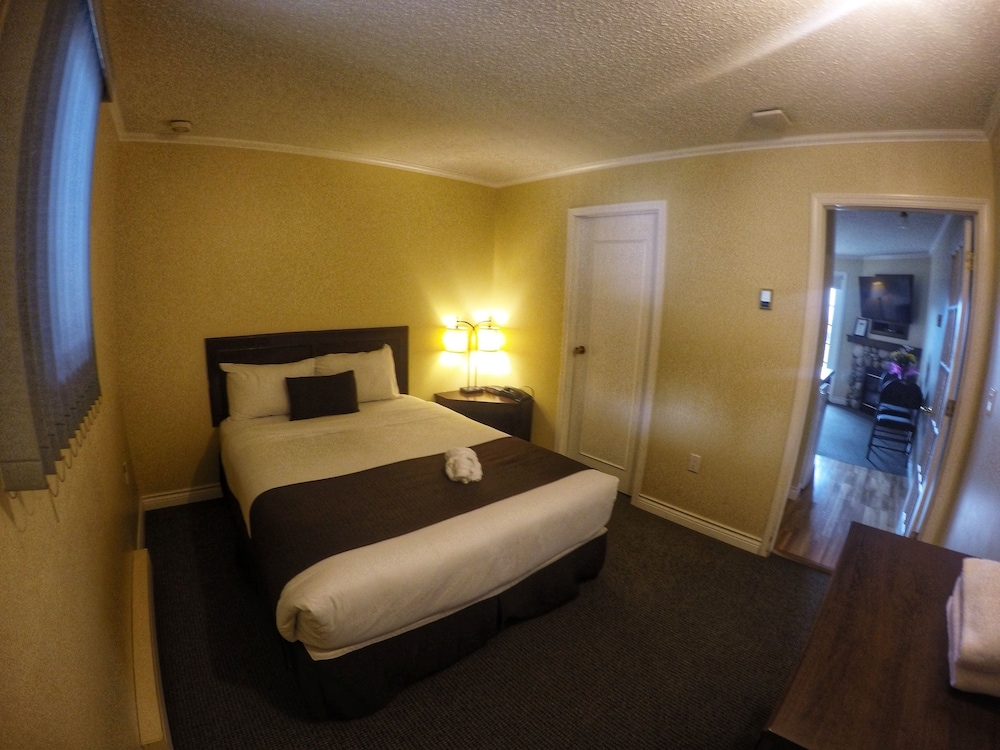 Suite, 1 Bedroom (Second Floor - Stairs Required) photo 1