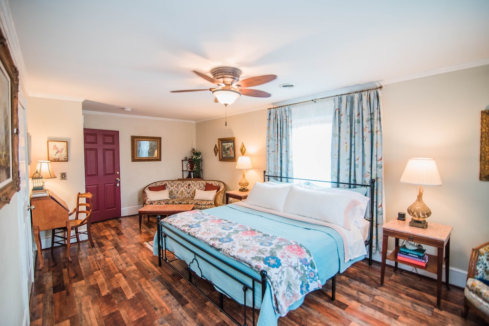 Deluxe Room, 1 King Bed photo 2