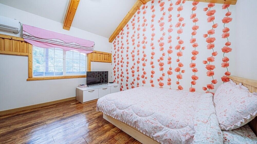 Room (Pink Sage) photo 2