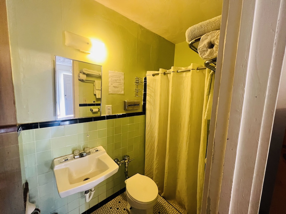 Basic Room, 1 Double Bed, Non Smoking photo 2