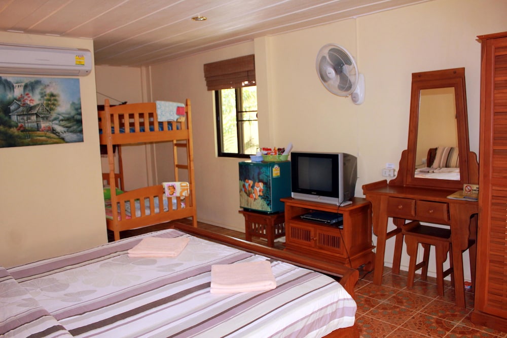 Deluxe Family Bungalow with Air-Con photo 3