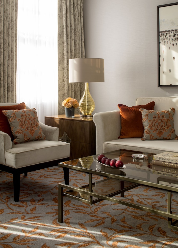 Premium Suite, 1 King Bed thumbnail 6