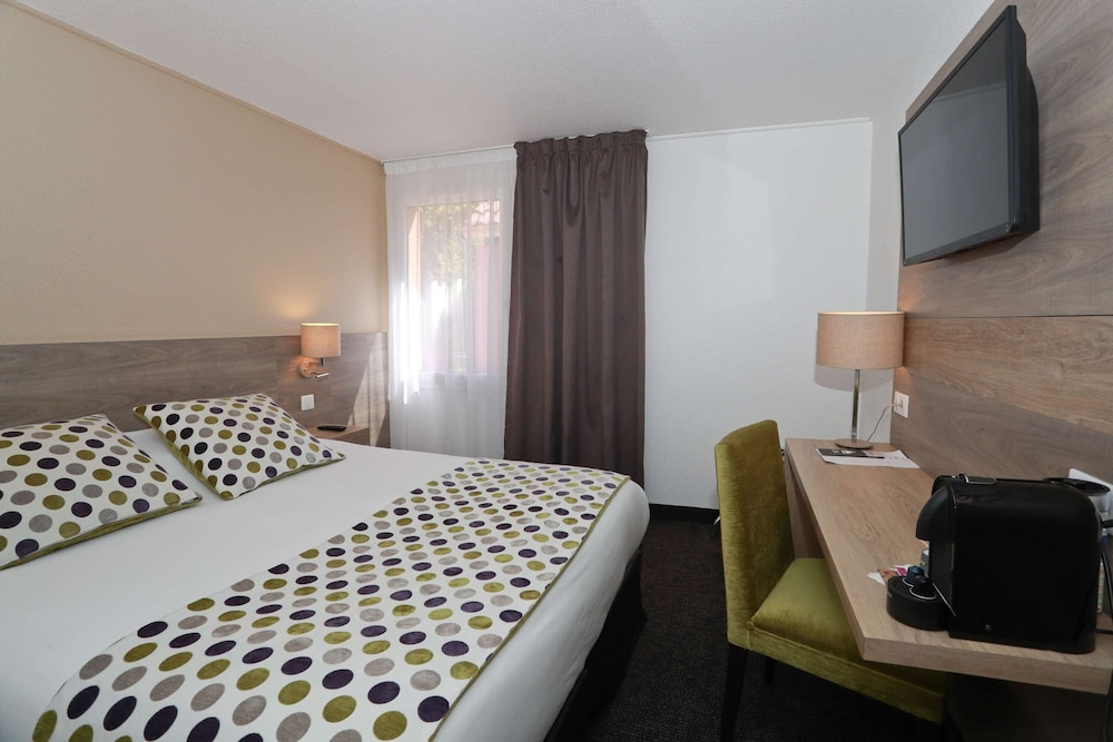 Standard Room, 1 Queen Bed, Non Smoking, Bathtub - Photo 1