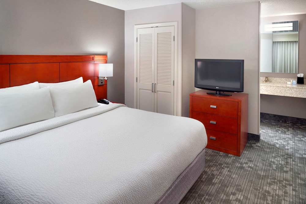 Suite, 1 King Bed with Sofa bed, Accessible (Hearing One Bedroom) - Photo 2