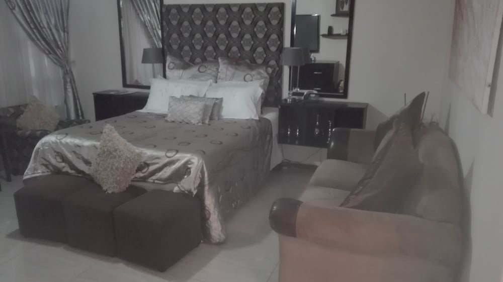 Executive Suite, 1 Queen Bed, Jetted Tub, Garden View photo 2