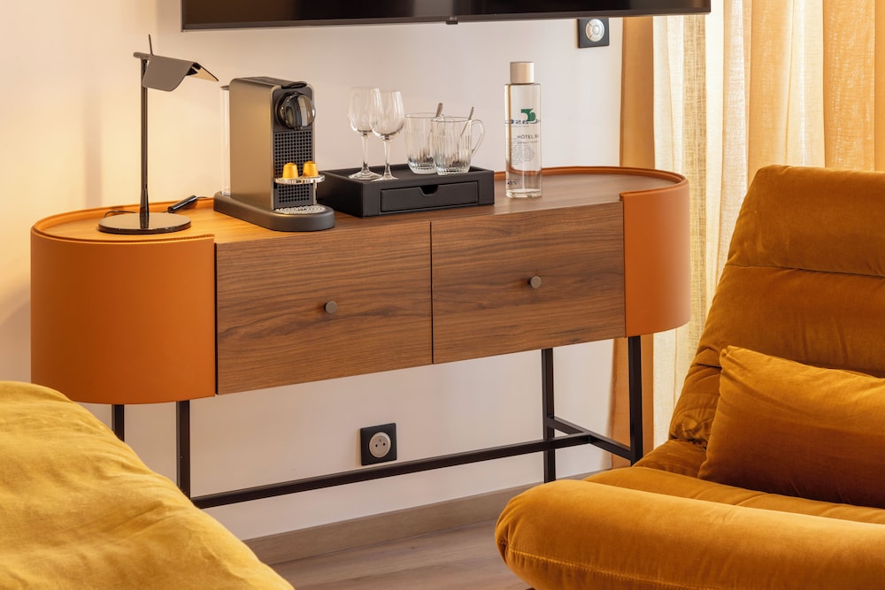 Classic Room with Balcony thumbnail 6