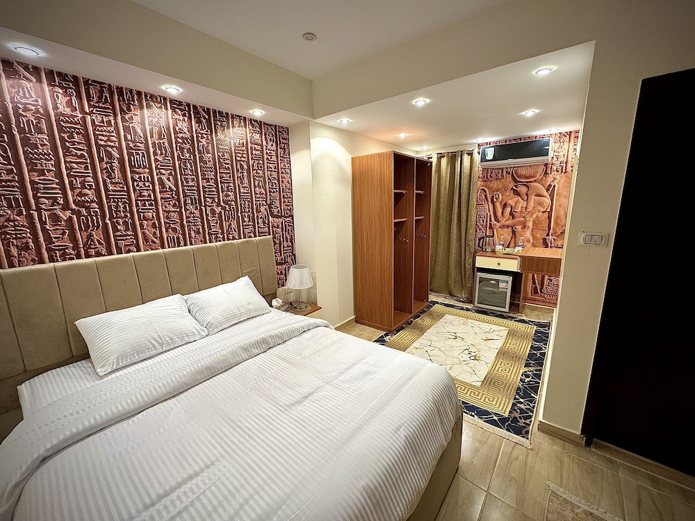 Luxury Room, 3 Twin Beds, City View, Courtyard Area photo 2