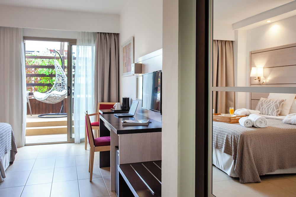 Deluxe Double Room, Balcony (Superior) - Photo 4