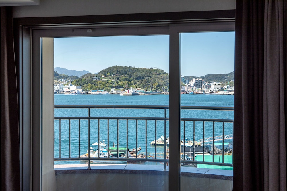 Deluxe Double Room, 1 Queen Bed, Non Smoking, Ocean View (Extra person fee 10000 KRW upon C/I) photo 3