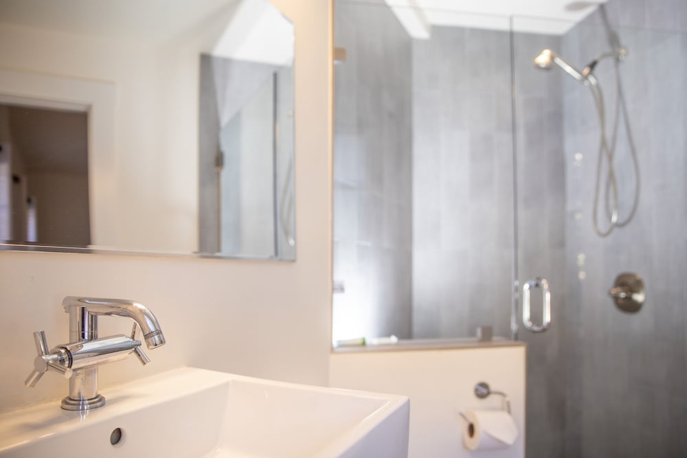 Deluxe Double Room, Ensuite (Street View) - Photo 17