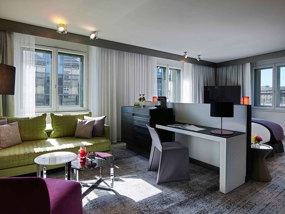 Junior Suite, 1 Queen Bed, Corner (Executive)