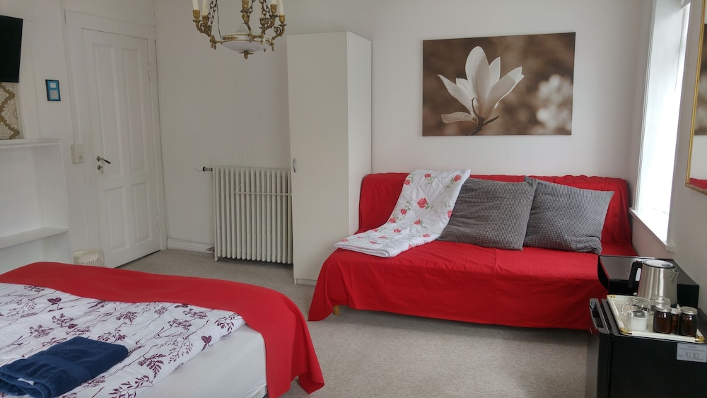 Double Room, Shared Bathroom (Large) photo 3