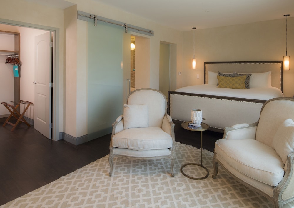 Suite, 1 King Bed (Additional Living and Dining Area) photo 2