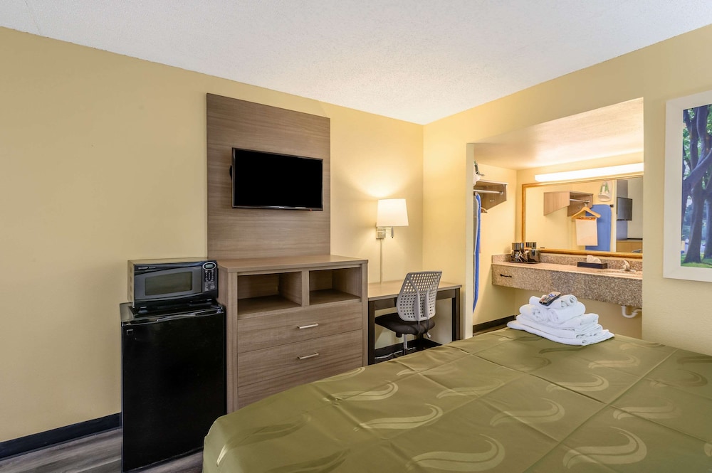 Standard Room, 1 King Bed, Non Smoking - Photo 3