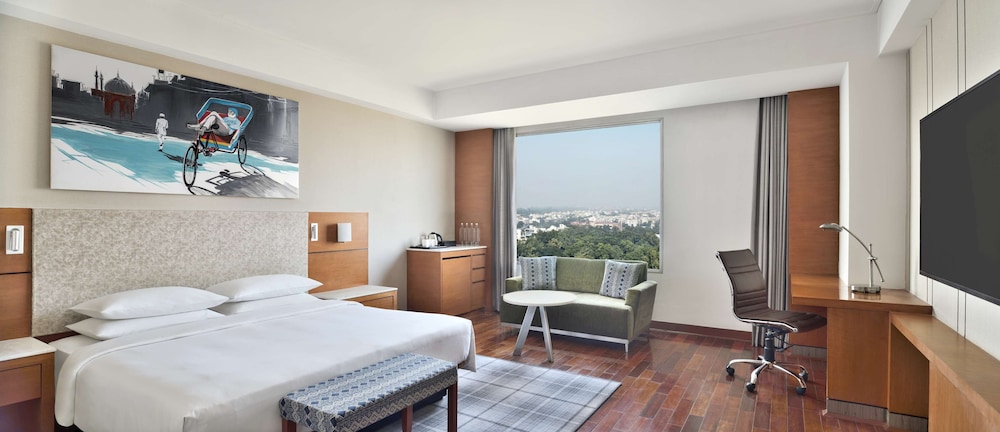 Deluxe Room, 1 King Bed, Pool Access - Photo 4