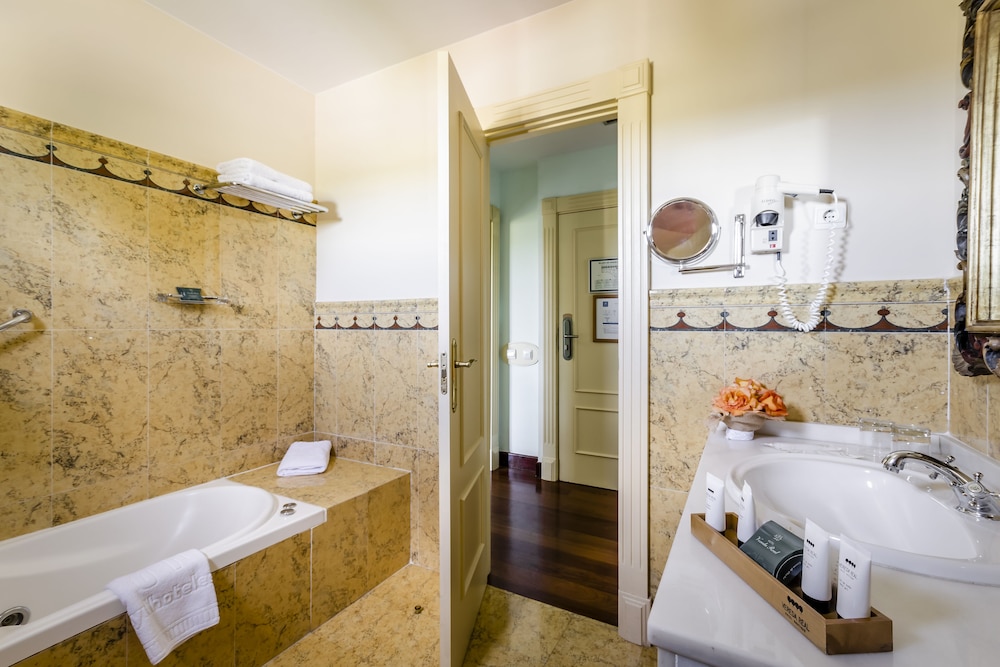 Double or Twin Room - Photo 12