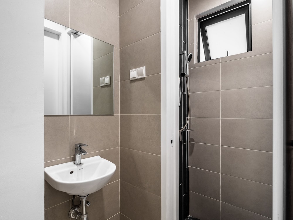 Three Bedroom Apartment - Photo 8