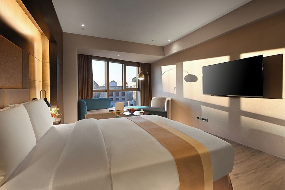Deluxe Room, 1 Queen Bed photo 2