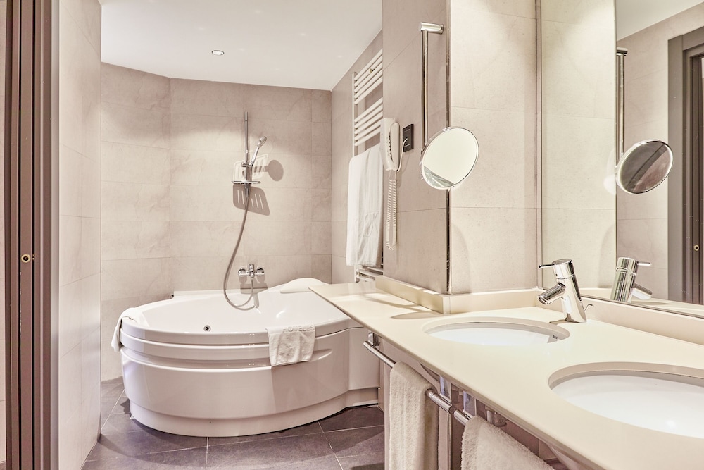Deluxe Double Room (Silken Club) - Photo 8