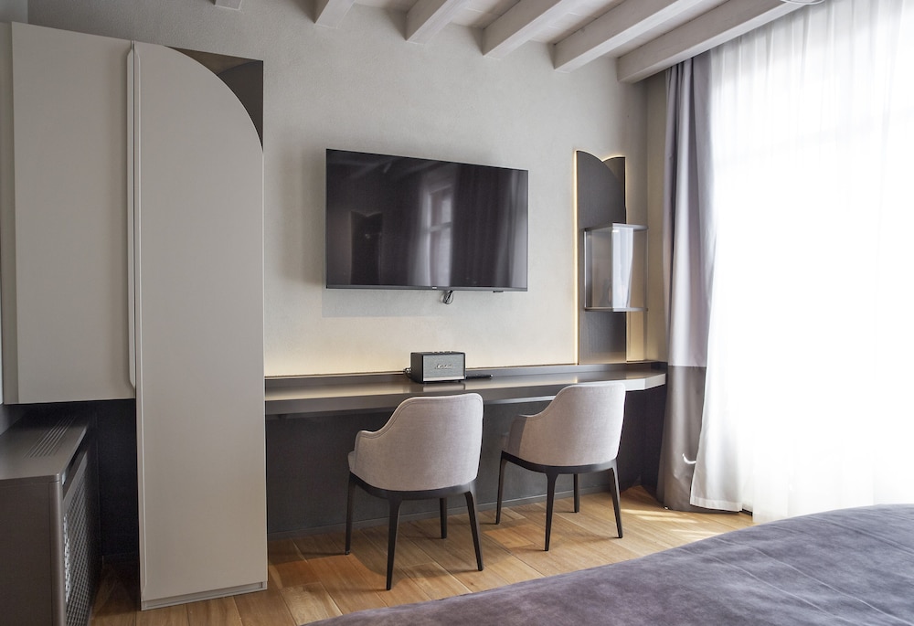 Deluxe Studio Suite, 1 King Bed with Sofa bed, Courtyard View - Photo 4