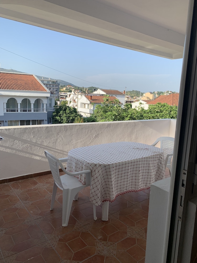 Studio, Balcony