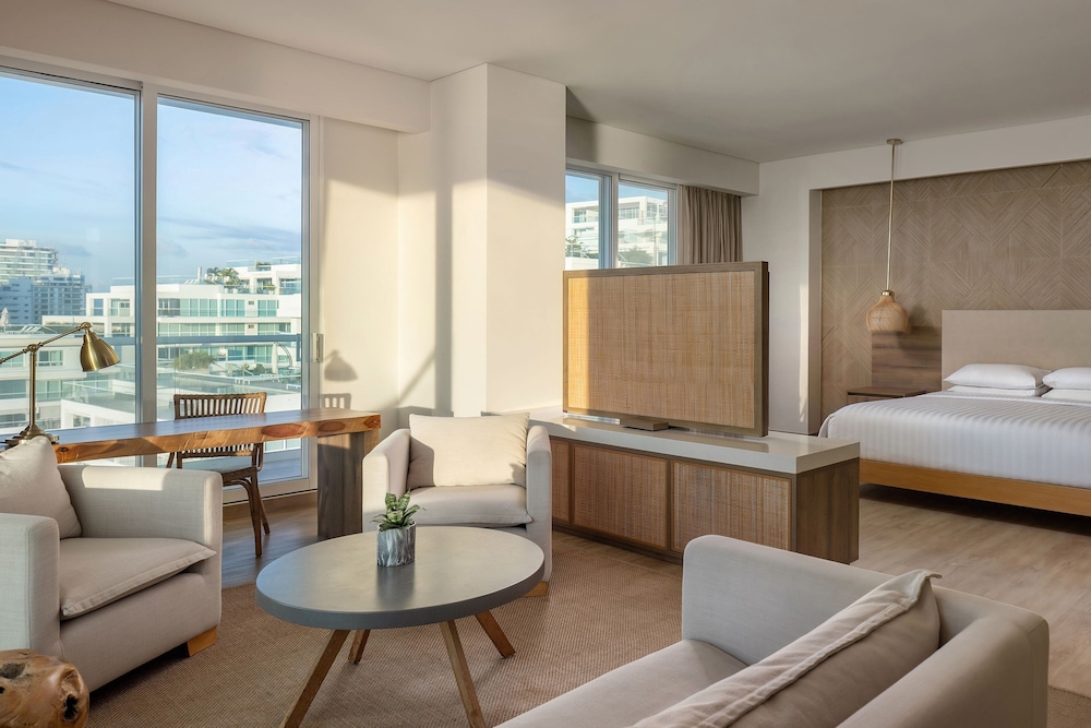 Suite, 1 Bedroom, Balcony (Oceanfront) - Photo 6