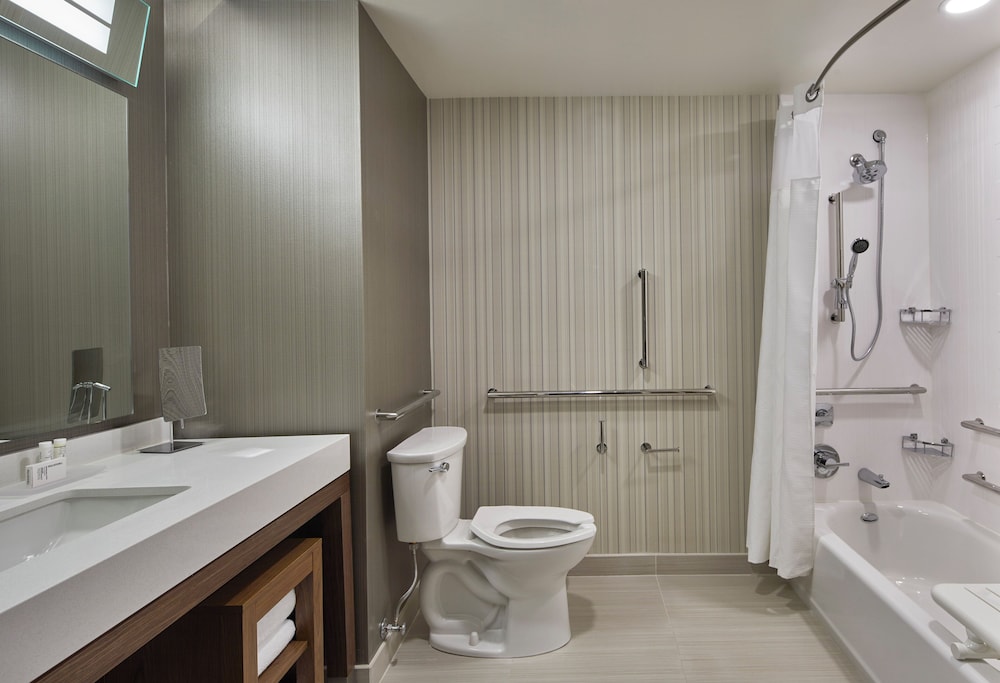 Room, 1 King Bed (Mobility Accessible, Tub) - Photo 5