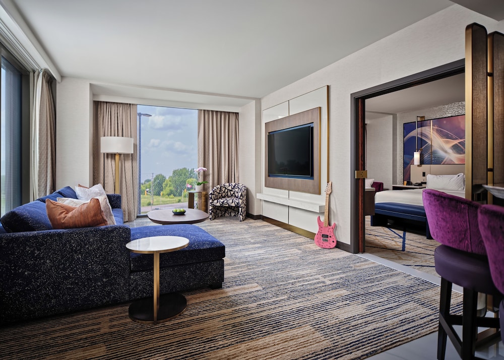 Superior Suite, 1 King Bed, Corner photo 3