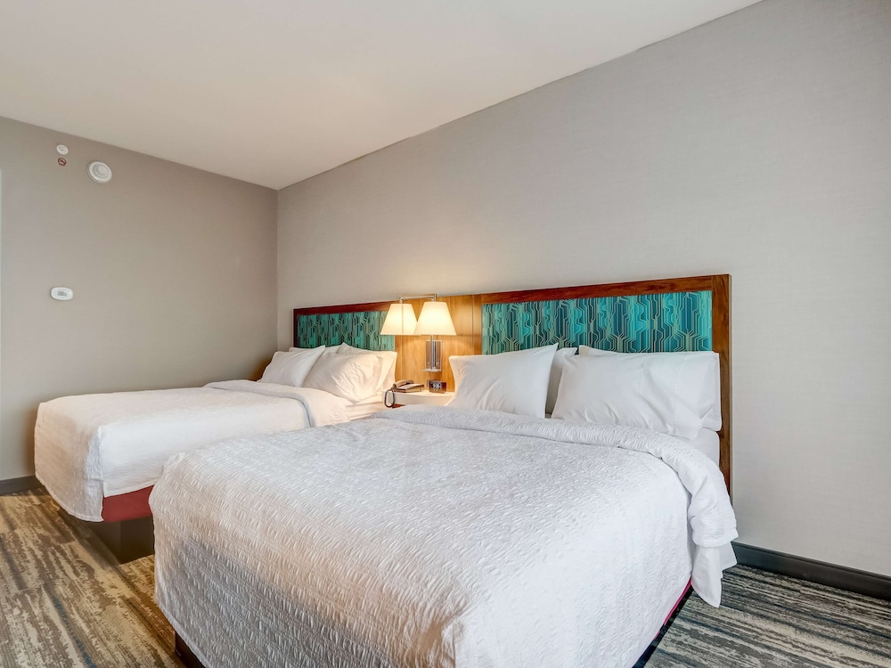 Room, 2 Queen Beds, Accessible, Bathtub (Hearing) - Photo 9