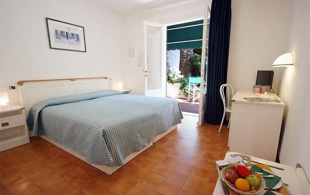 Classic Room, Patio, Garden View (Family) photo 1
