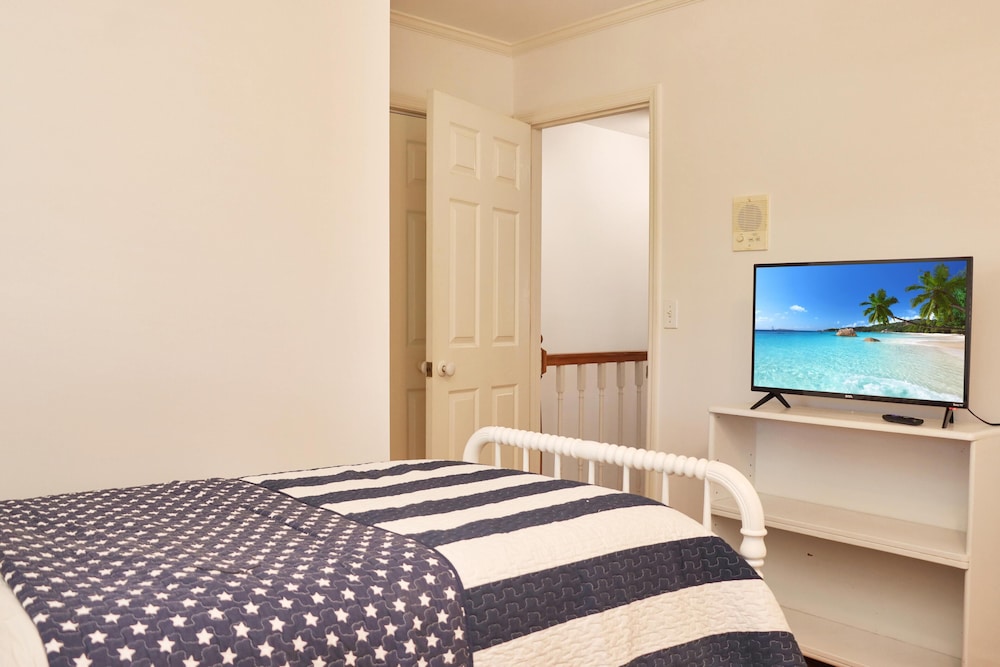 House, Multiple Beds (White Pelican)