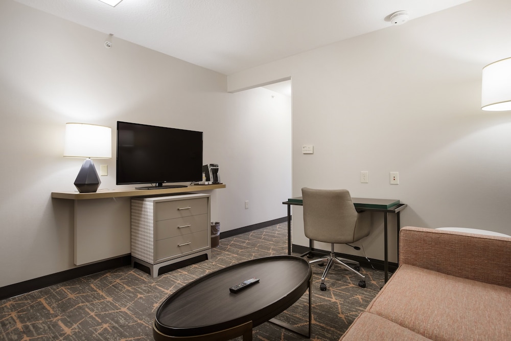 Suite, 1 Bedroom - Photo 2