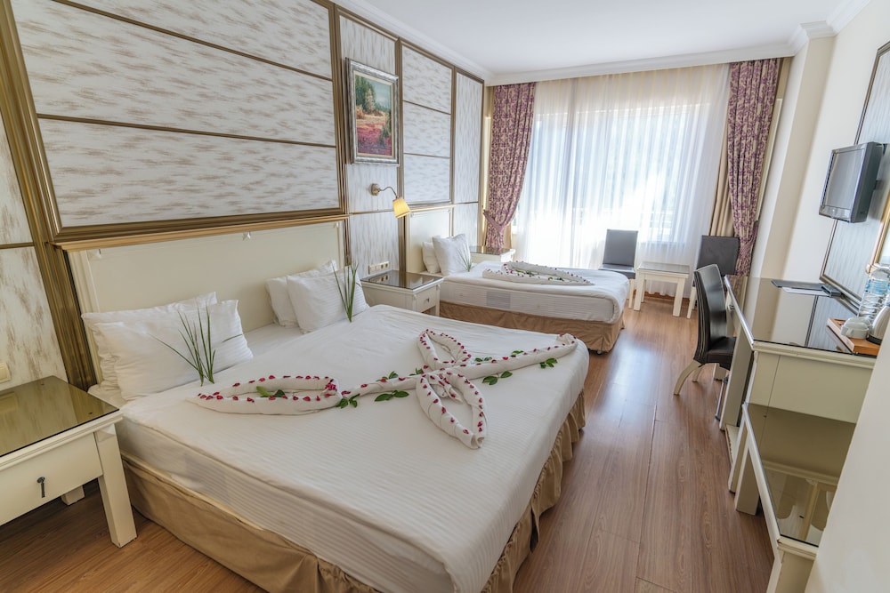 Deluxe Triple Room, Balcony, Partial Lake View