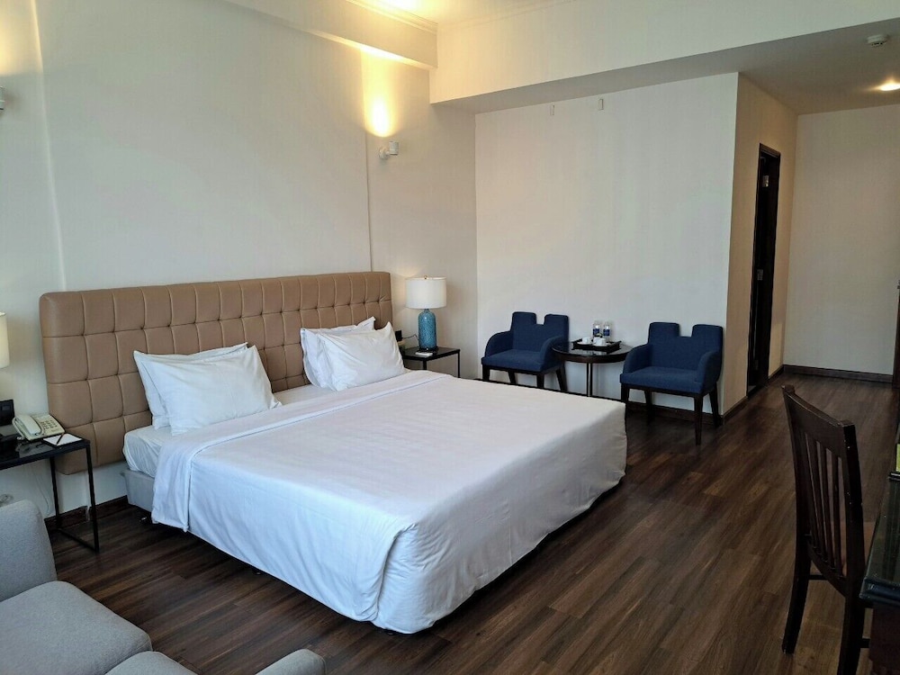 Signature Double or Twin Room, 1 Bedroom, Balcony, City View photo 2