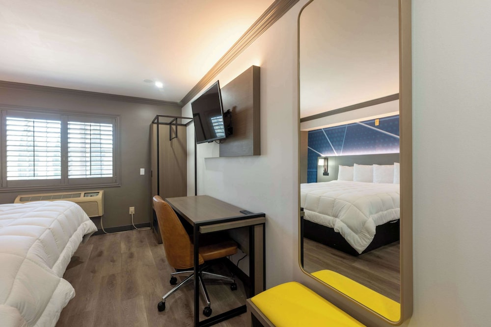 Standard Room, 1 King Bed, Non Smoking - Photo 11