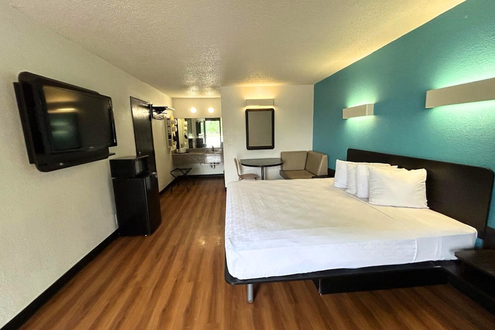 Deluxe Room, 1 King Bed, Non Smoking, Kitchenette photo 1