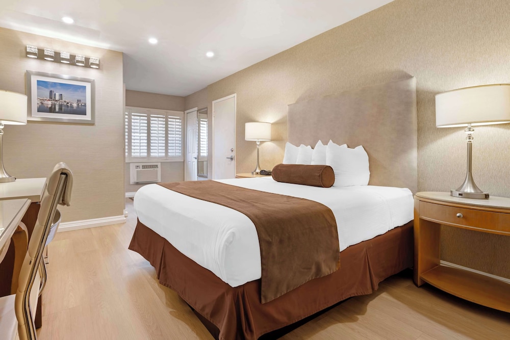 Standard Room, 1 Queen Bed, Accessible, Bathtub - Photo 1
