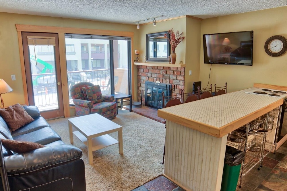 Traditional Condo, 1 Bedroom, Hot Tub, Mountainside photo 1