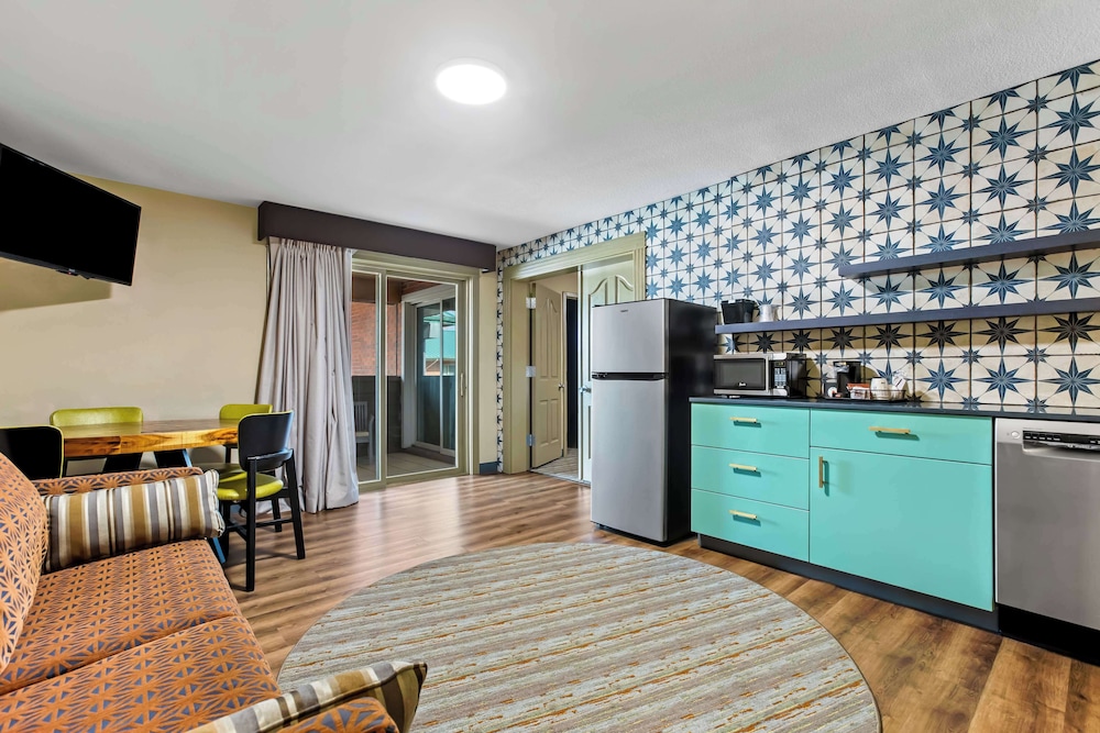Family Suite, Multiple Beds, Non Smoking (with Sofabed) - Photo 4