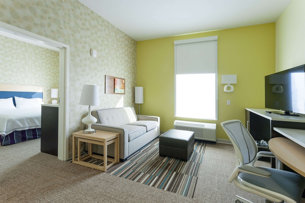 Suite, 1 King Bed, Accessible (Roll-In Shower) photo 2