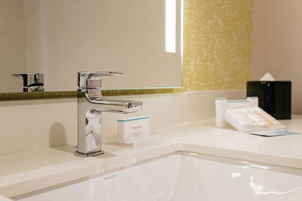 Deluxe Room, 1 King Bed, Accessible, Bathtub (Mobility & Hearing) photo 3