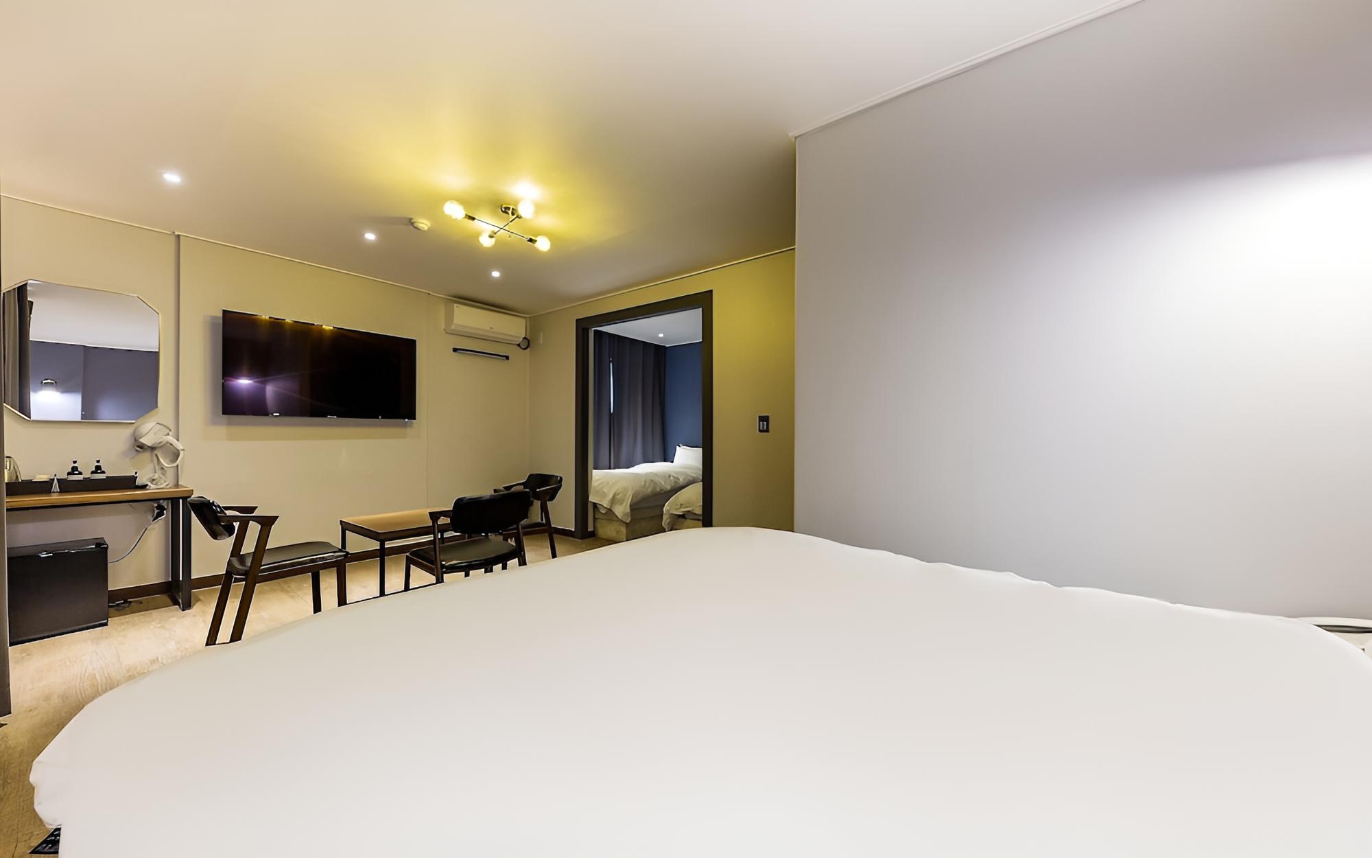 Room (Three-bedroom (Netflix Disney+ Apple ) photo 1