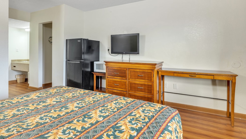 Room, 1 King Bed, Smoking photo 3