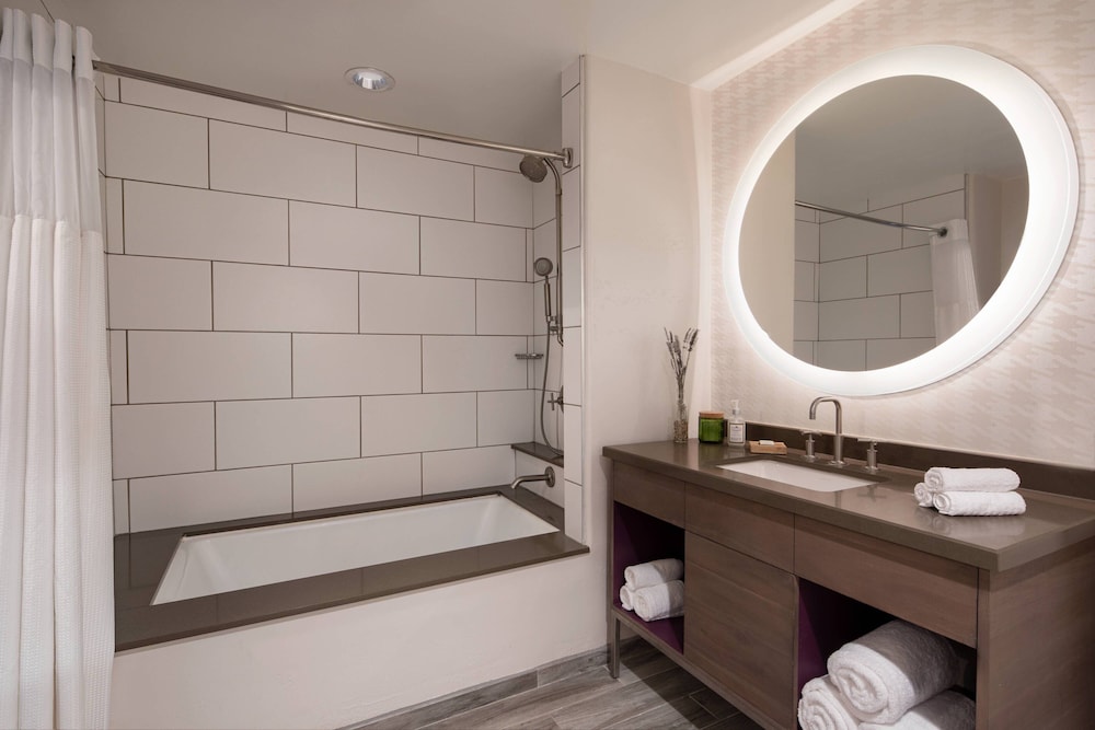 Premier Room, 2 Double Beds (Mobility Accessible, Tub) - Photo 4