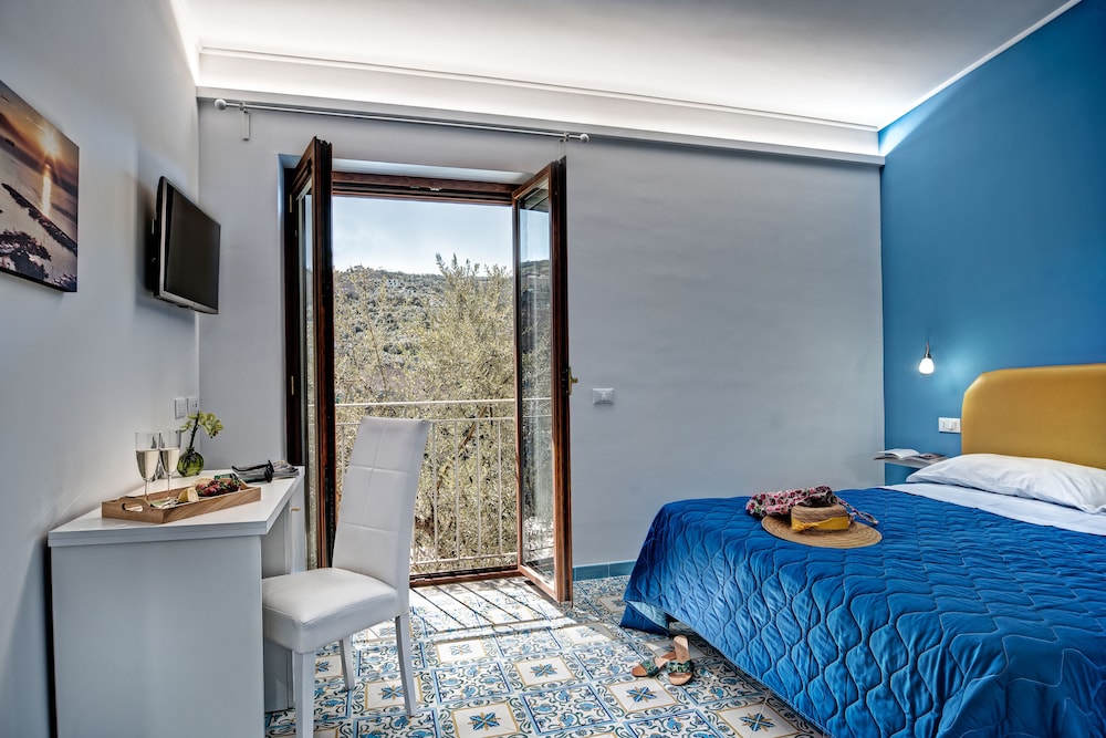 Exclusive Double or Twin Room, Partial Ocean View