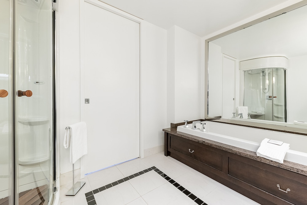 Suite Urbania, 1 Queen Bed + 1 Double Sofa Bed - Photo 5